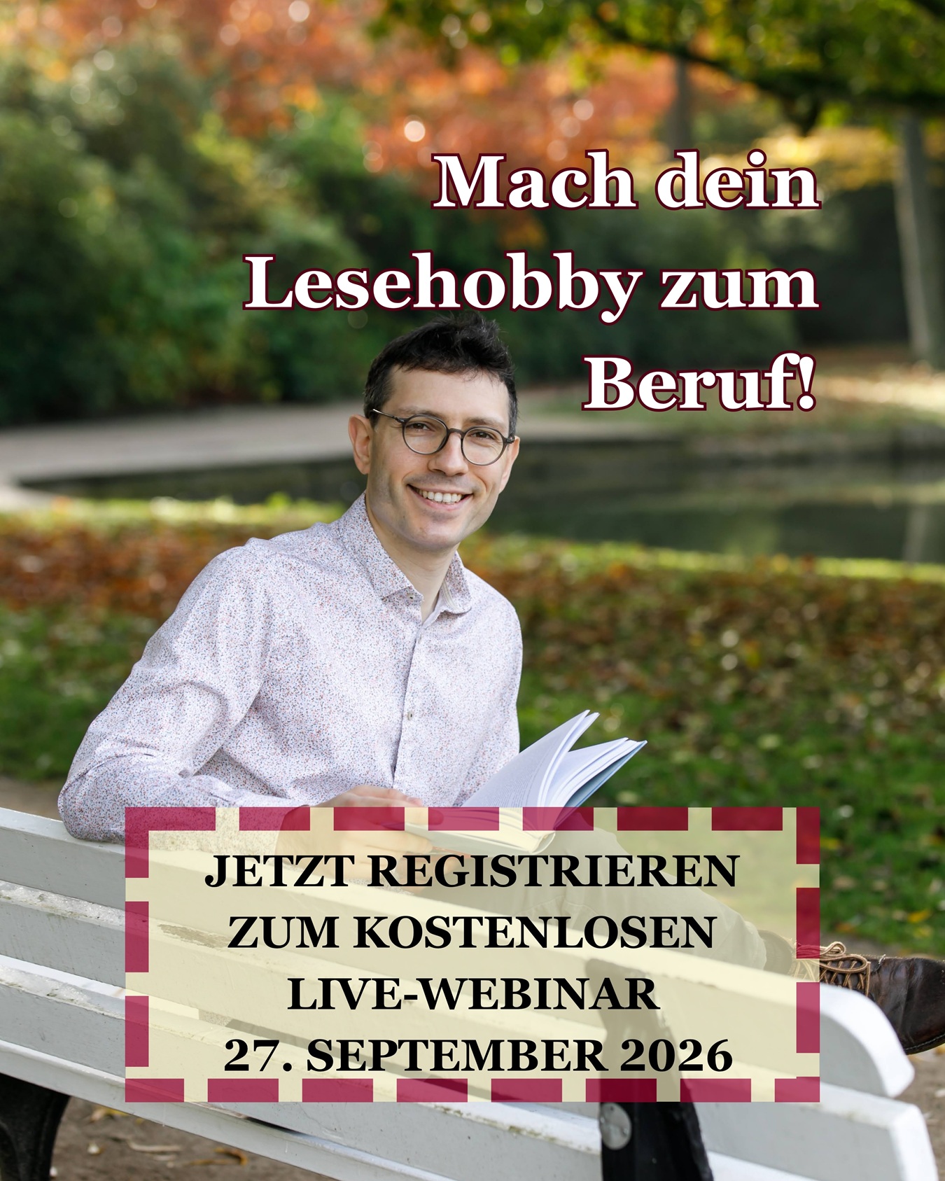 Lektorenausbilder Evgenij Unker mit Buch draußen auf einer Bank.
